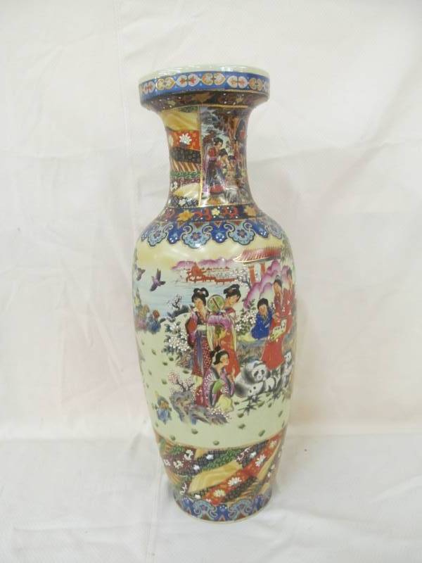 lot 79 image: Satsuma Oriental handpainted vase
