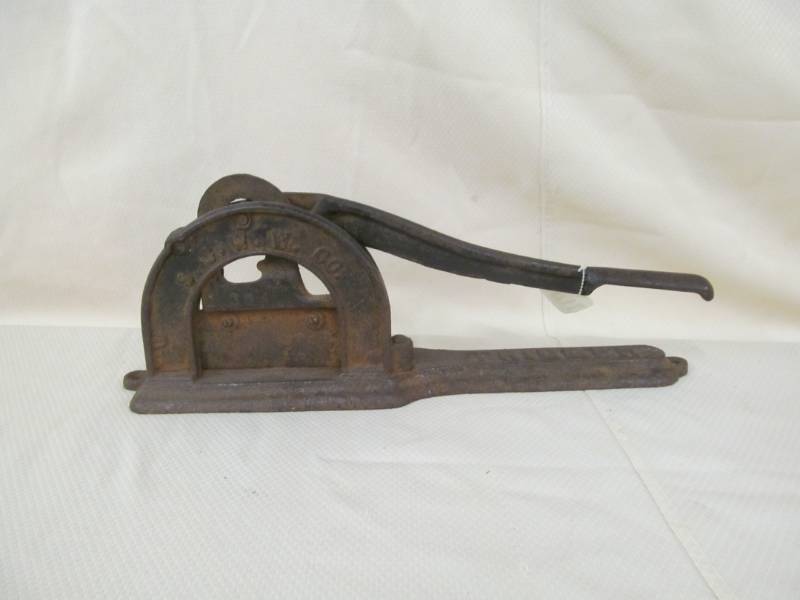 lot 118 image: vintage Triumph Tobacco cutter