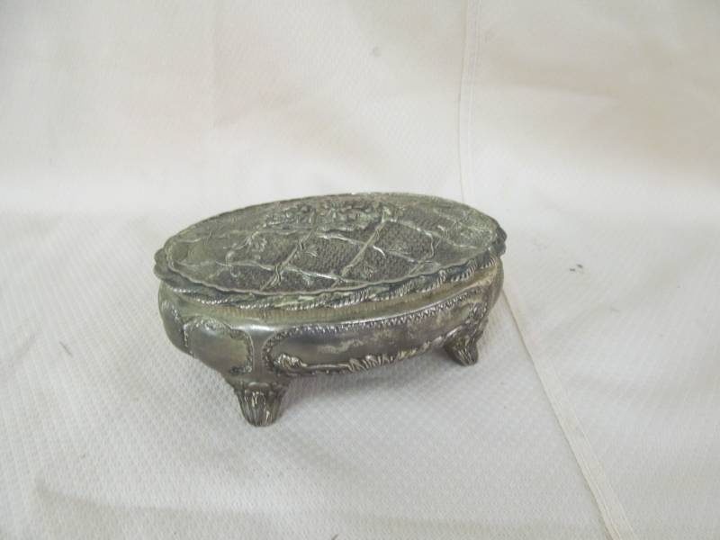 lot 143 image: vintage dresser box