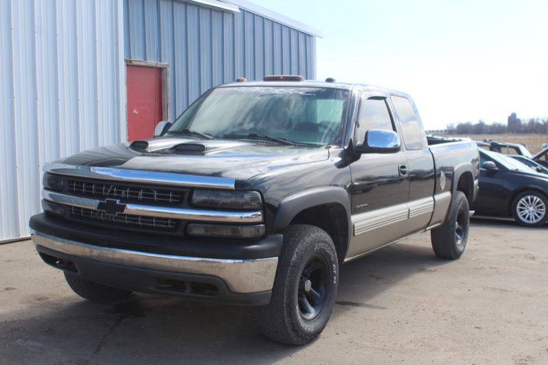 lot 3636 image: 2000 Chevrolet Silverado 1500 LS