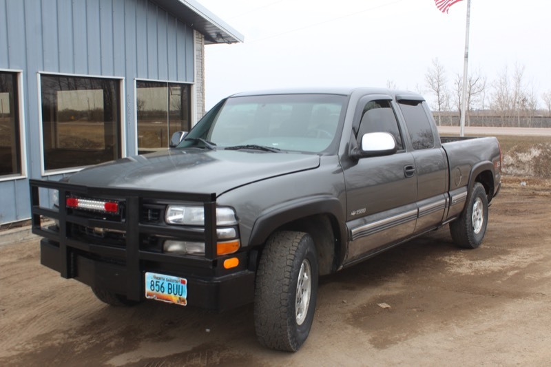 lot 3638 image: 2001 Chevrolet Silverado 1500 LS
