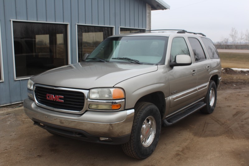 lot 3635 image: 2000 GMC Yukon SLT 4x4