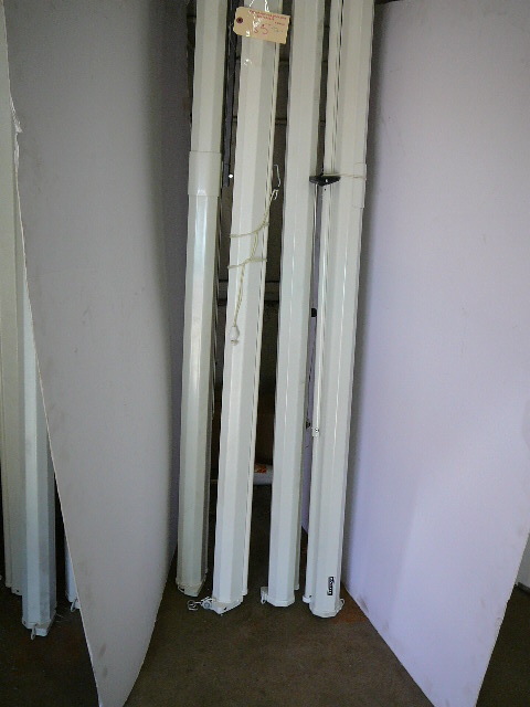 lot 85 image: DA Lite Projector Screens