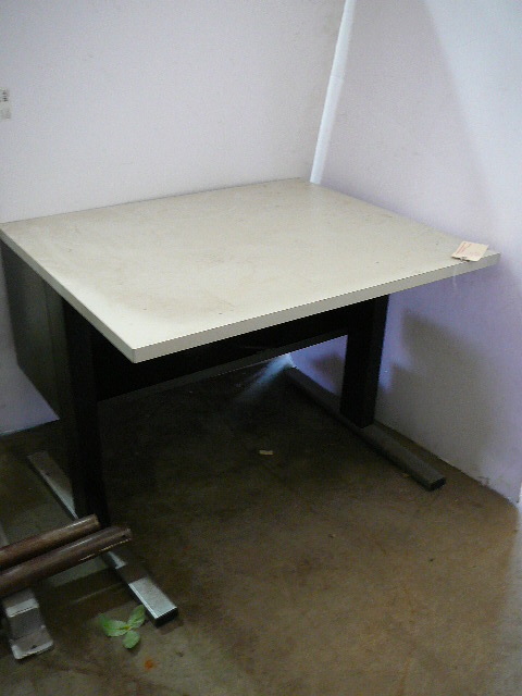 lot 96 image: Workstation Desk With Electric