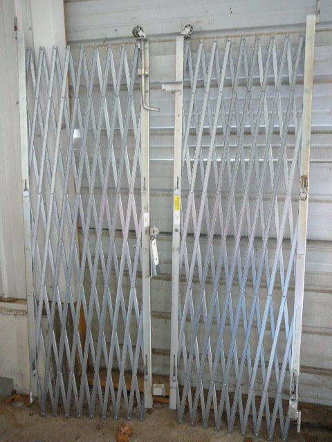 lot 114 image: 2 Piece Left & Right Folding Guard