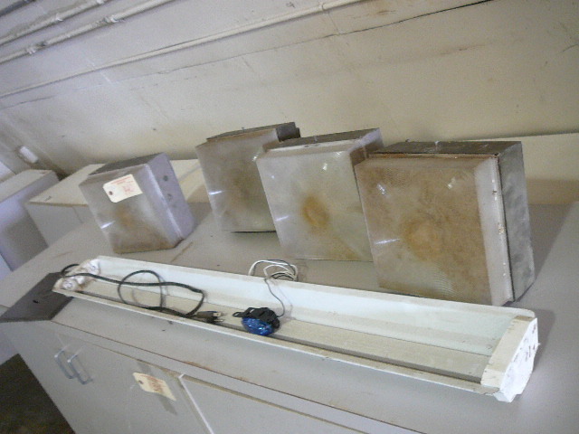 lot 140 image: 4 Outside Lights & 1 Fluorescent Base