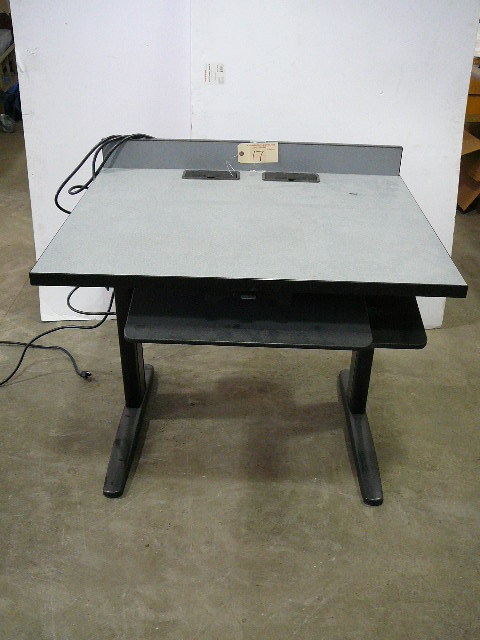lot 17 image: Work Station With Power