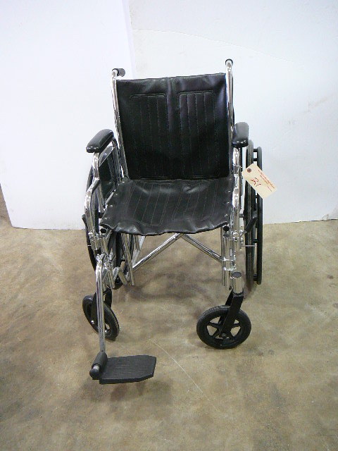 lot 21 image: Wheelchair With 1 Foot Rest