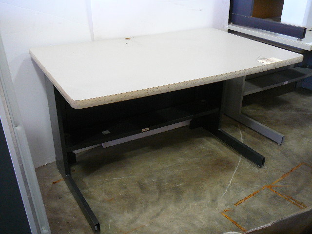 lot 32 image: WorkstationDesk