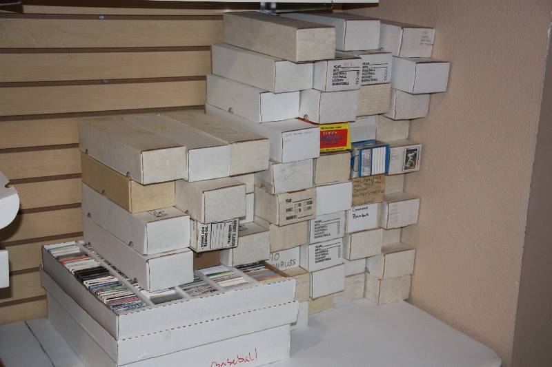 lot 26 image: Baseball Commons and Semistars Card Lot  Approx 40,000