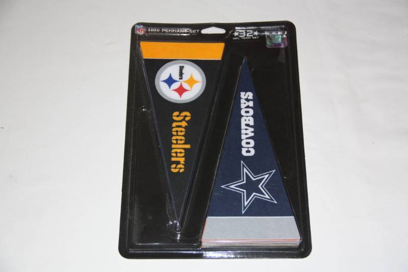 lot 45 image: Sealed NFL Set of 32 Mini Pennants