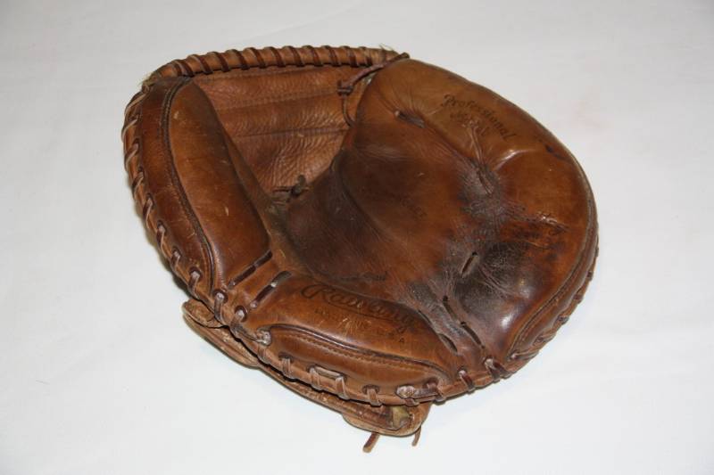 lot 130 image: Minnesota Twins Earl Battey Signature Series Catchers Glove