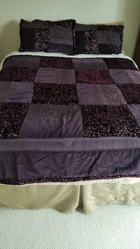 lot 50 image: Queen Cut Velvet Purple Bed Set 3 Pieces