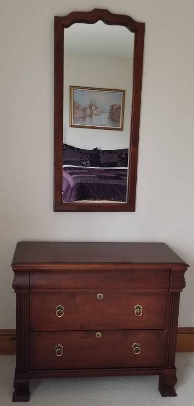 lot 6 image: Ethan Allen British Classics Collection 3 Drawer Dresser