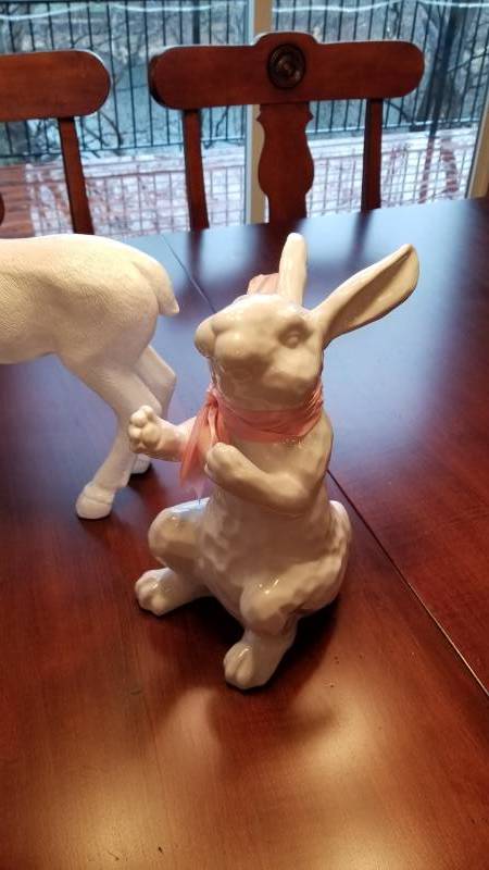lot 81 image: White Wildlife Decor