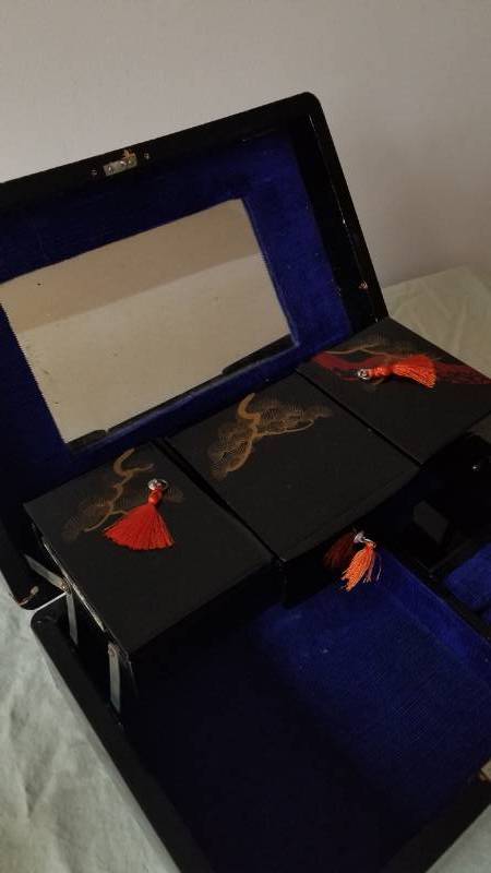 lot 82 image: Vintage Asian Black Lacquer Musical Jewelry Box