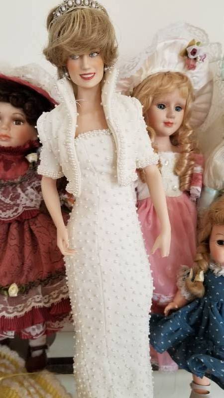 lot 89 image: Doll Collection, Lot of 7
