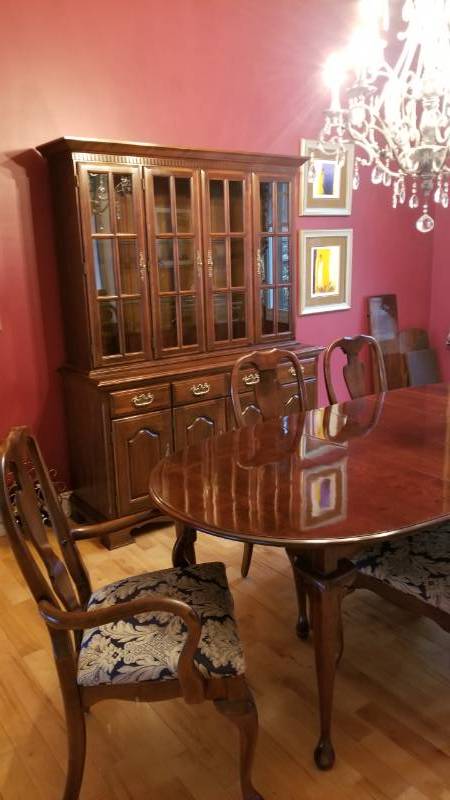 lot 37 image: Crawford Mahogany China Display Cabinet
