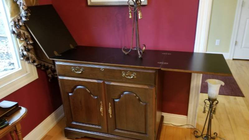 lot 39 image: Classic Mahogany Dining Room Server Buffet by Crawford