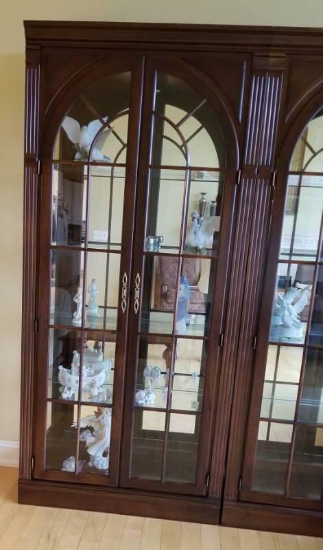 lot 36 image: Ethan Allen Mahogany Lit Display Case - 2 of 2