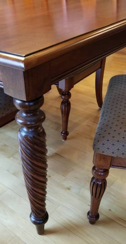 lot 12 image: Ethan Allen British Classics Collection Dining Table and 6 Chairs