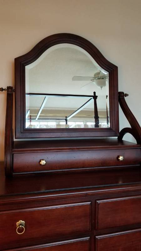 lot 5 image: Ethan Allen British Classics Collection Dresser Topper with Mirror