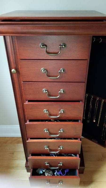 lot 10 image: Ladies Jewelry Chest