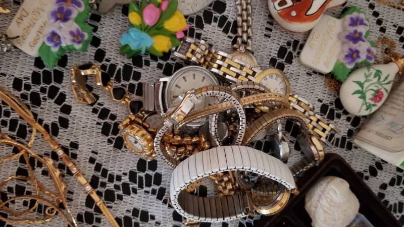 lot 83 image: Vintage Costume Jewelry Lot