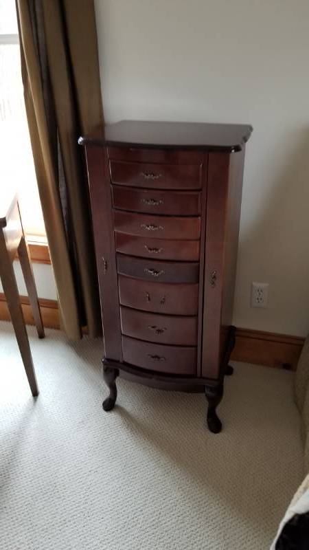 lot 85 image: Jewelry Dresser Case