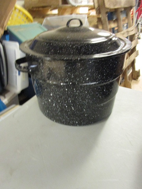 lot 124 image: CANNING POTS AND SUPPLIES