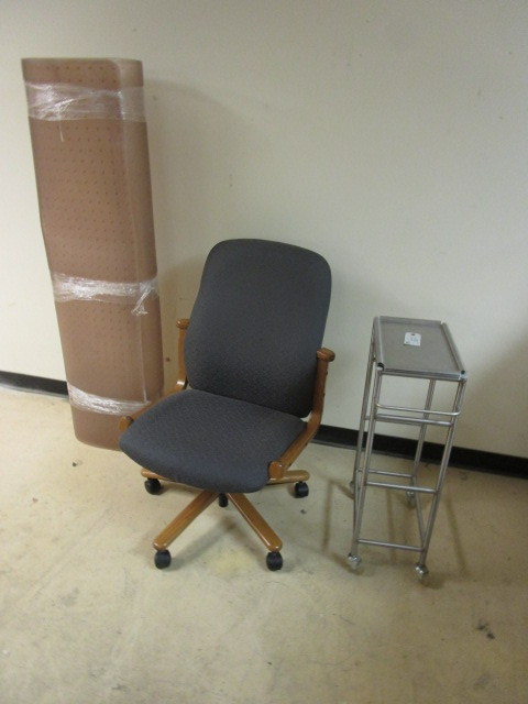 lot 131 image: OFFICE FURNITURE SET