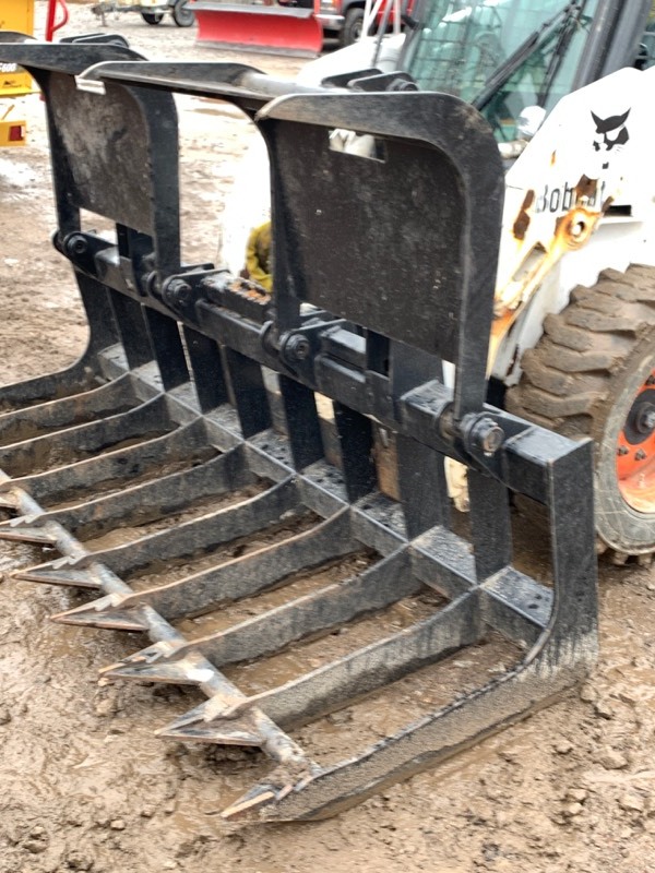 lot 3 image: Skid-Loader Grapple Bucket