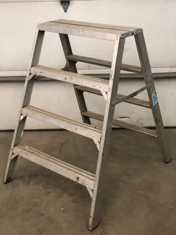 lot 22 image: 4ft Aluminum Drywall Bench