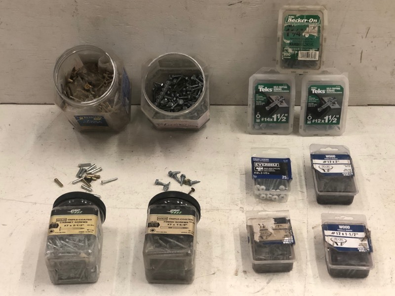 lot 75 image: Flat Of Assorted Self-Tapping Screws & Hardware