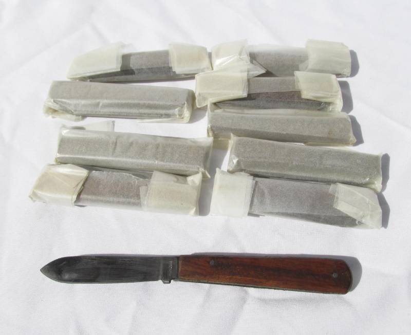 lot 57 image: Lot of New Vintage Wood Handle Pocket Knives