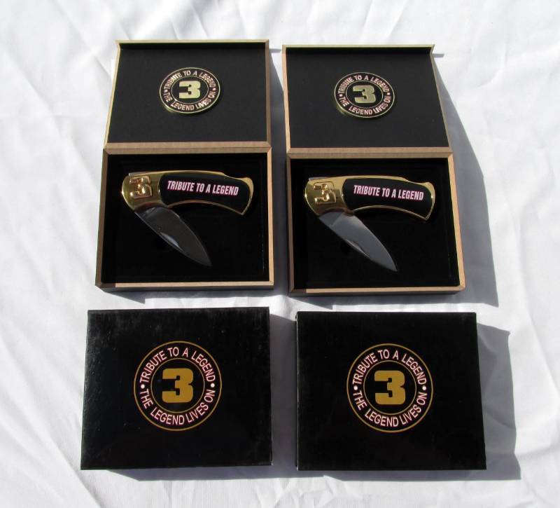 lot 64 image: Lot of #3 - Tribute To A Legend Pocket Knives With Cases