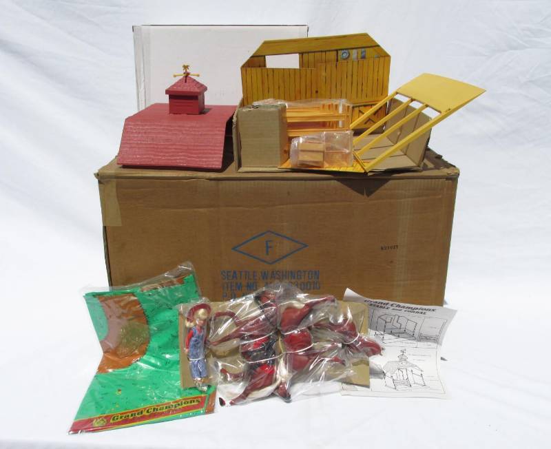 lot 5 image: Case of New Vintage Marchon Grand Champion Horse Stable and Corral Playsets