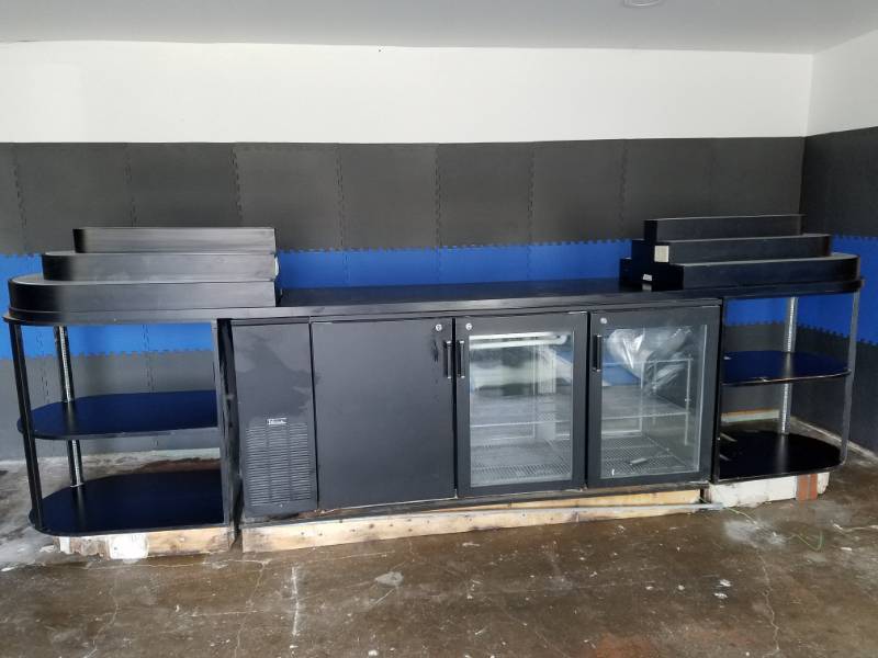 lot 1 image: Perlick Refrigerated 12 foot long Light Bar