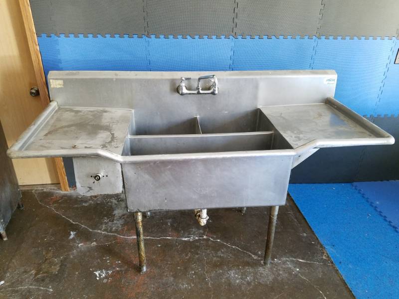 lot 6 image: 6 foot long 3 sink stainless steel tub