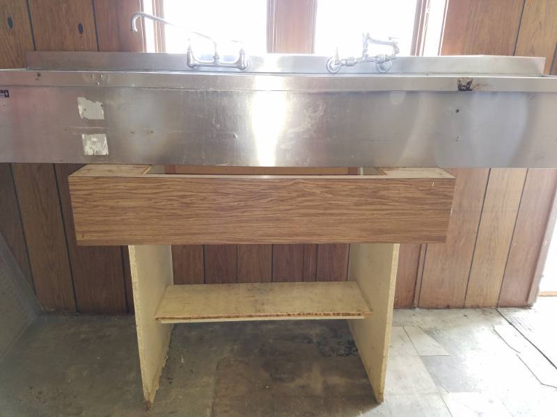 lot 7 image: 7 foot long La Crosse Cooler 4 sink Stainless Steel sink
