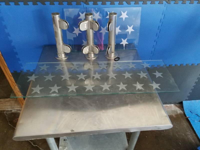 lot 20 image: Glass restaurant Table Divider