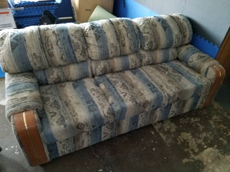 lot 21 image: 2 man cave couches