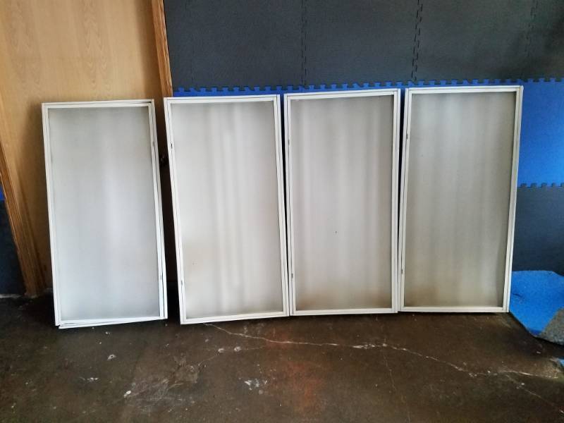 lot 29 image: 4 Fluorescent light fixtures