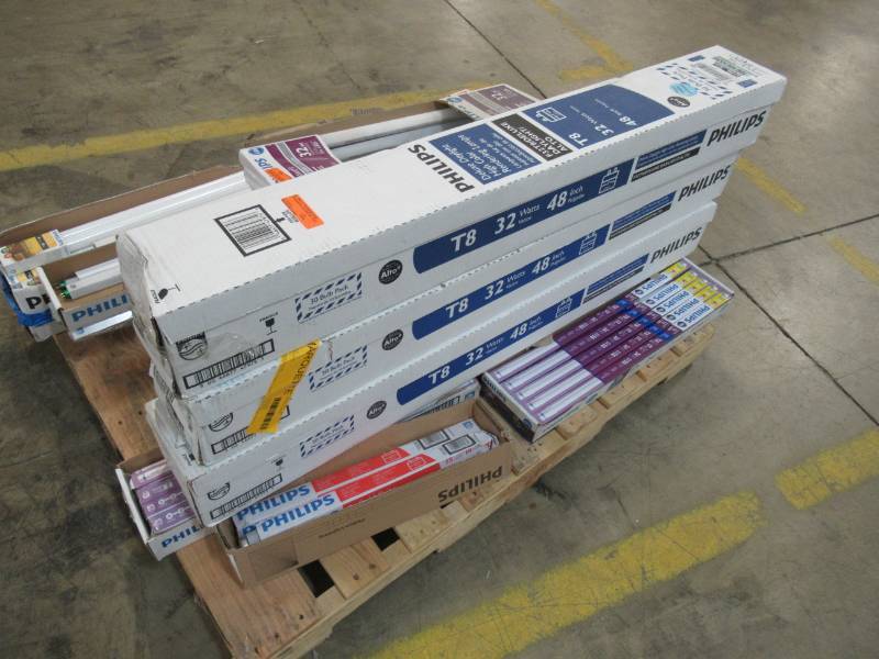 lot 52 image: Mixed Pallet of 24 - 48 T8 and T12 Florescent Light Bulbs