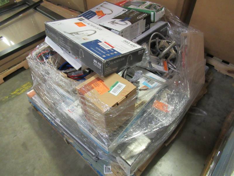 lot 11 image: WHOLESALE MIXED PALLET OF RETURNS - BATHROOM & KITCHEN FAUCETS