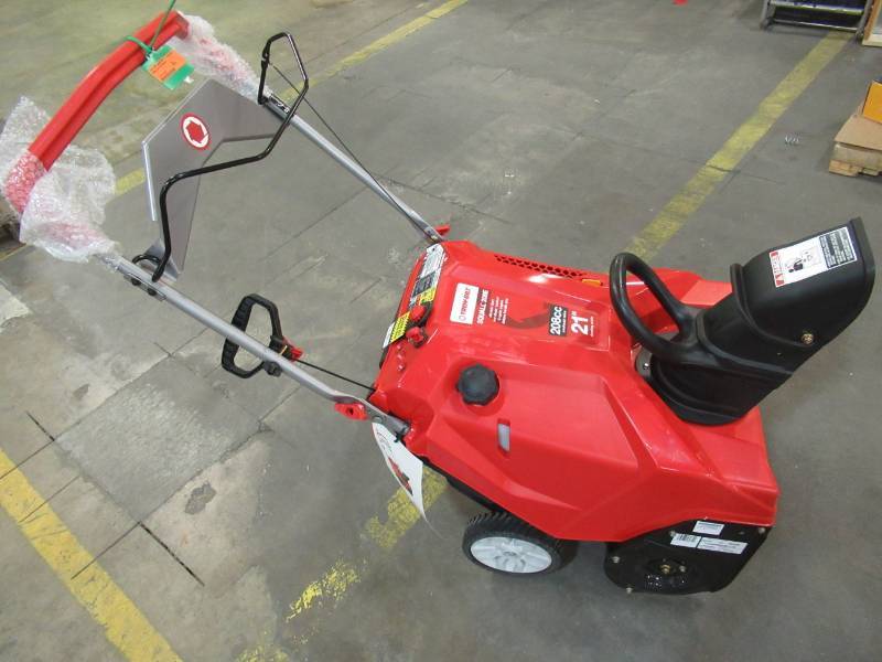 lot 174 image: Troy-Bilt Squall 208E 21-in Single-stage Gas Snow Blower, 31AS2T7G711 - NEW - Handle Slightly Bent
