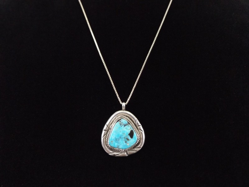lot 9 image: .925 Sterling Silver Southwest Turquoise Cabochon Pendant Necklace