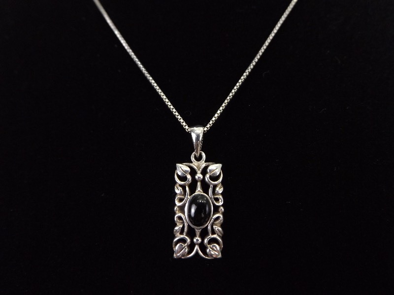 lot 18 image: .925 Sterling Silver Art Nouveau Black Onyx Cabochon Pendant Necklace