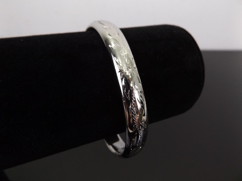 lot 39 image: .925 Sterling Silver Hinged Etched Bangle Bracelet