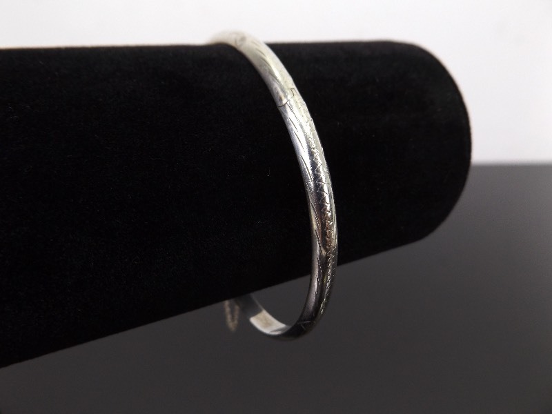 lot 40 image: .925 Sterling Silver Hinged Etched Bangle Bracelet
